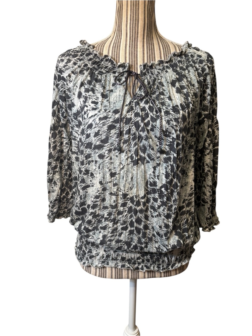 Sauci Peasant Blouse Large Grey Blue Animal Print Smocked Trim Tie-Neck 3/4 Slvs